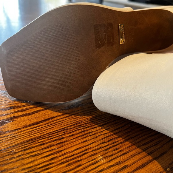 Brand new l’Intervalle Pumps. Size US6 in white leather. NEVER worn. - Picture 4 of 6